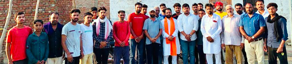 बातचीत करते हुए श्री गुरु रविदास सेना के प्रदेश अध्यक्ष दिलवर सिंह के साथ लव कुमार एवं अन्य।