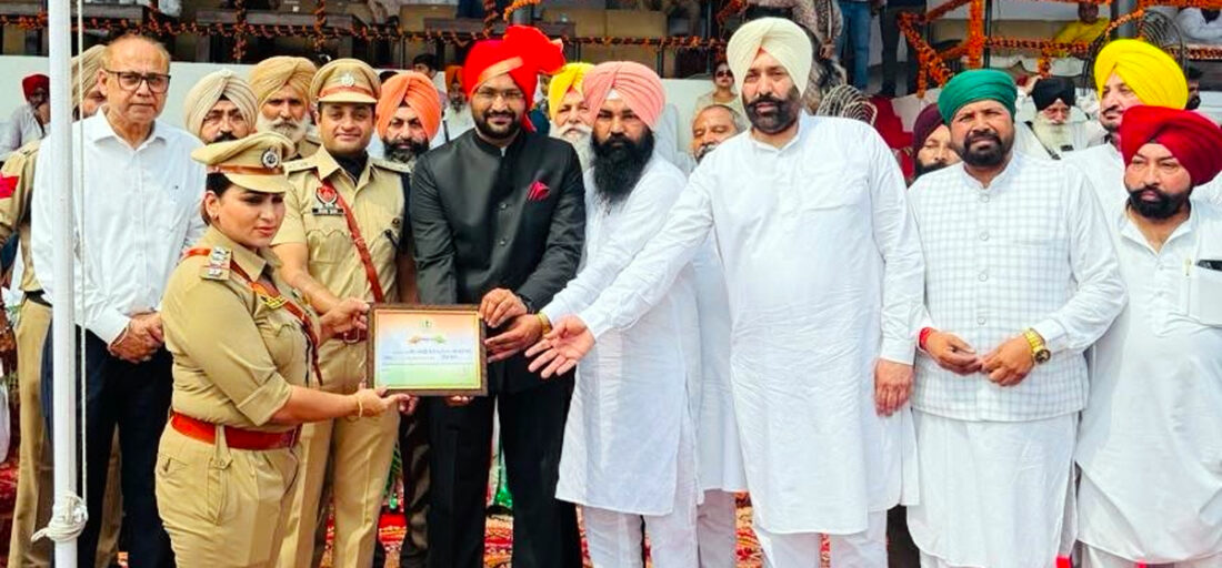 तस्वीर : फगवाड़ा की एसएचओ सिटी इंस्पेक्टर अमनप्रीत कौर मुल्तानी को सम्मानित करते हुए डिप्टी कमिश्नर आकाश बांसल एवं एसएसपी गौरव तूरा सहित अन्य गणमान्य।
